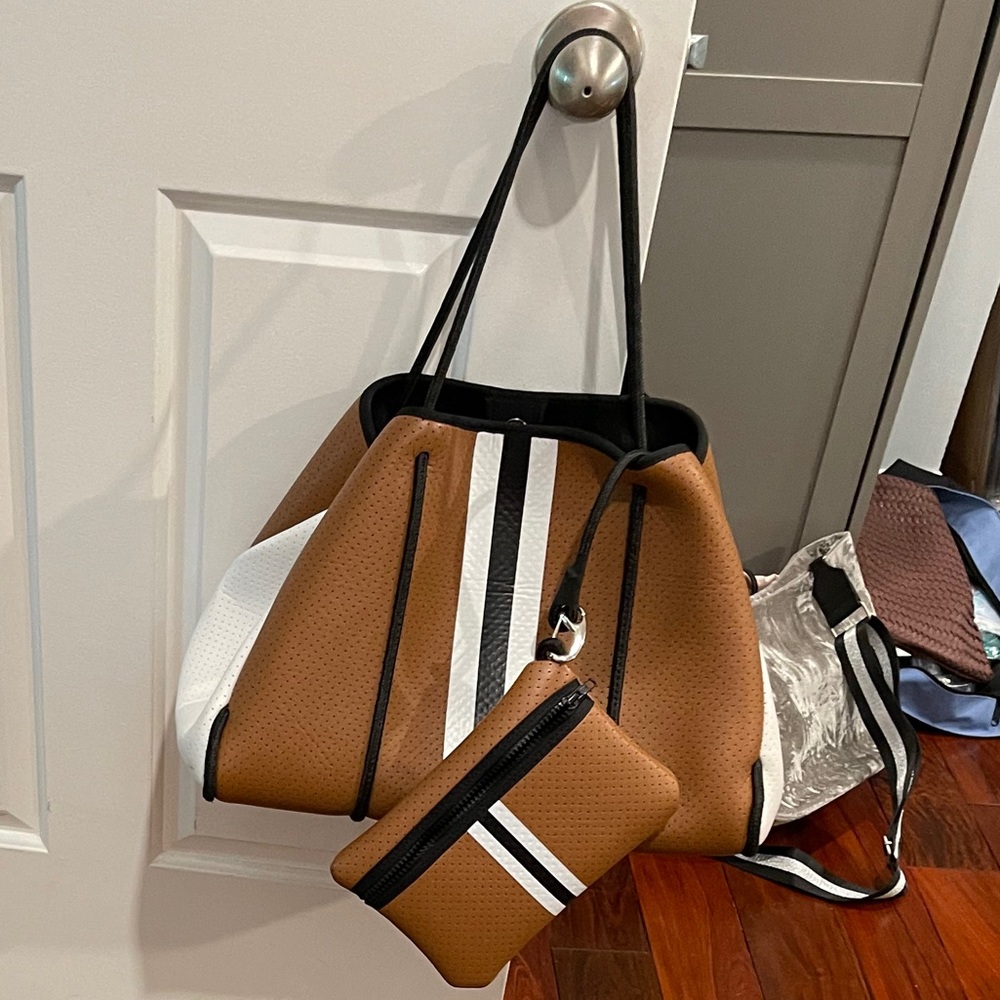 Tote bag with attachable clutch